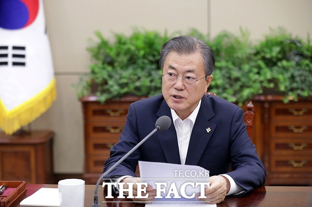 문재인 대통령이 3일 청와대 여민관에서 열린 수석·보좌관회의에서 모두발언하고 있다. 문 대통령은 국회 정상화와 추경안 심사를 촉구했다. /청와대 제공