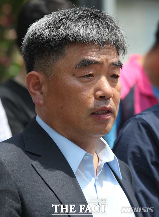 김홍열 전 통합진보당 경기도당 위원장이 5일 오전 서울 서초구 법원 삼거리 앞에서 열린 '이석기 의원 내란음모사건 재심청구 기자회견'에서 발언하고 있다. /뉴시스