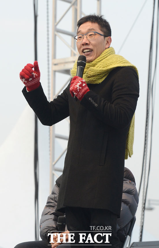 대전 대덕구청이 방송인 김제동에게 거액의 강연료를 지급하기로 했다. /더팩트 DB