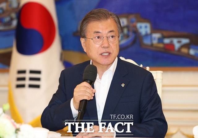 문재인 대통령이 7일 청와대 본관에서 '국민께 힘이 되는 일 잘하는 공무원' 초청 오찬에 앞서 인사말을 하고 있다. /뉴시스