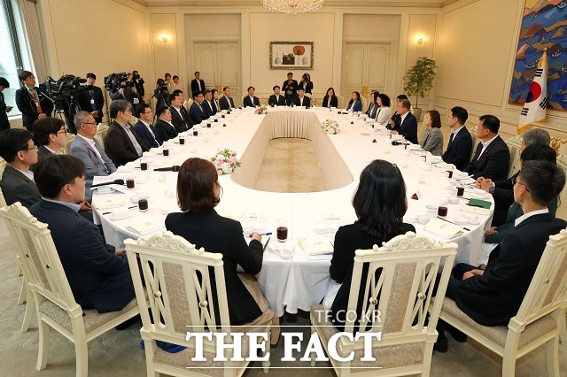 문재인 대통령이 7일 청와대 본관에서 '국민께 힘이 되는 일 잘하는 공무원' 초청 오찬에 앞서 인사말을 하고 있다. /뉴시스