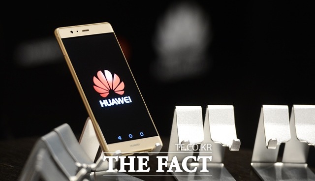 미중 무역분쟁 장기화 가능성이 커지면서 미국의 화웨이 제재 여파에 국내 IT 업계들도 촉각을 곤두세우고 있다. /더팩트 DB