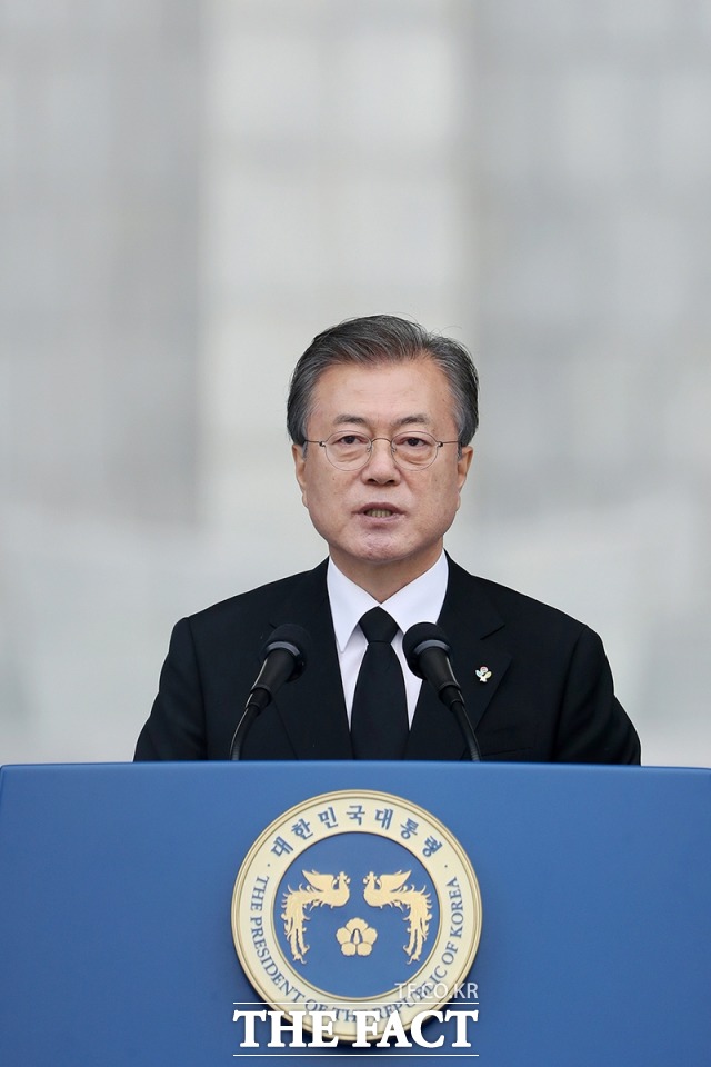 문재인 대통령이 지난 6일 오전 국립서울현충원에서 제64회 현충일 추념사를 하고 있다. /청와대 제공