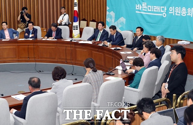 지난 4일 서울 여의도 국회에서 열린 바른미래당 의원총회에서 참석자들이 심각한 표정을 하고 있다. /뉴시스