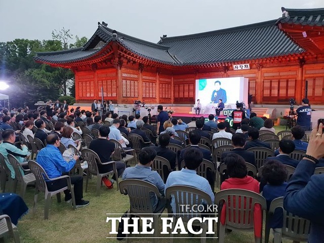 황교안 한국당 대표가 지난 5일 국회 사랑재에서 열린 '황교안X2040 미래찾기' 토크콘서트에서 질문에 답하고 있다. /이원석 기자