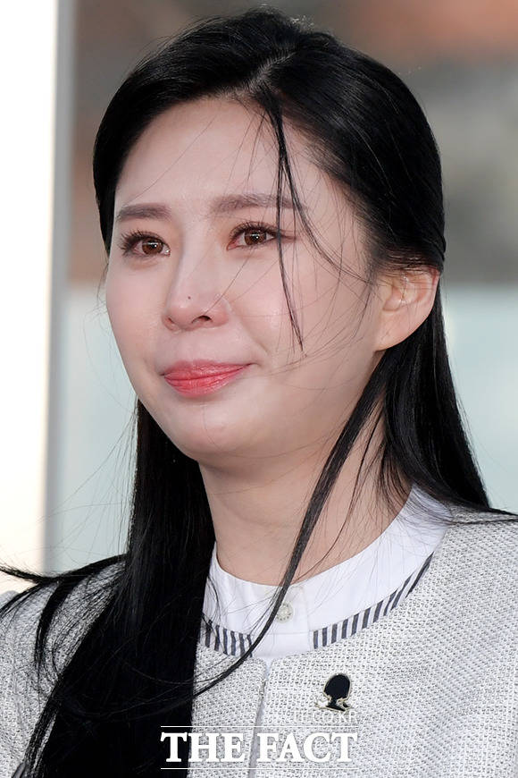 '장자연 사건'의 유일한 목격자로 알려진 배우 윤지오가 3월 12일 서울동부지검에 설치된 검찰 과거사 진상조사단 조사를 마친 뒤 취재진의 질문에 답하고 있다. /이선화 기자