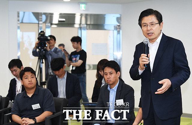 황교안 한국당 대표가 지난 7일 오후 경기도 성남시 수정구 판교 제2테크노밸리 경기기업성장센터에서 진행된 '희망·공감 - 국민속으로 황교안×2040 청년창업가 talk! talk!!'에 참석해 인사말을 하고 있다. /배정한 기자