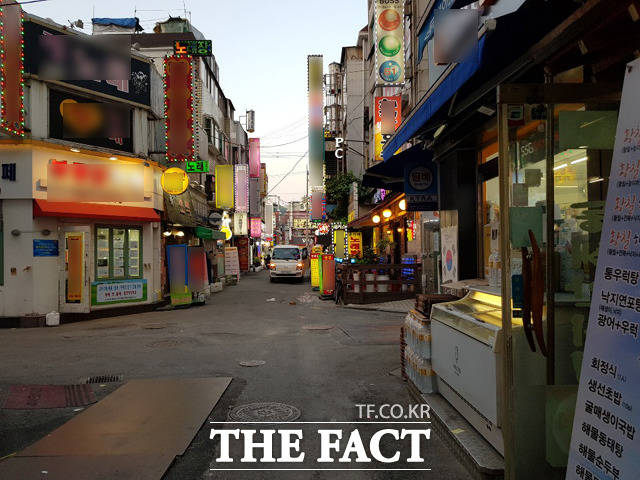 주변 유동인구가 많아도 안전하지 않다. 사고 지점과 가까운 서울 관악구 신림동 골목의 풍경. 음식점과 술집이 즐비한 골목은 오후 6시부터 불을 밝히더니 어둠이 깔리자 손님들로 가득 찼다. /송주원 인턴기자