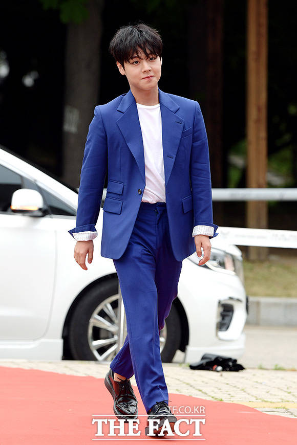 블루 수트로 청량미 뿜뿜! 가수 박지훈