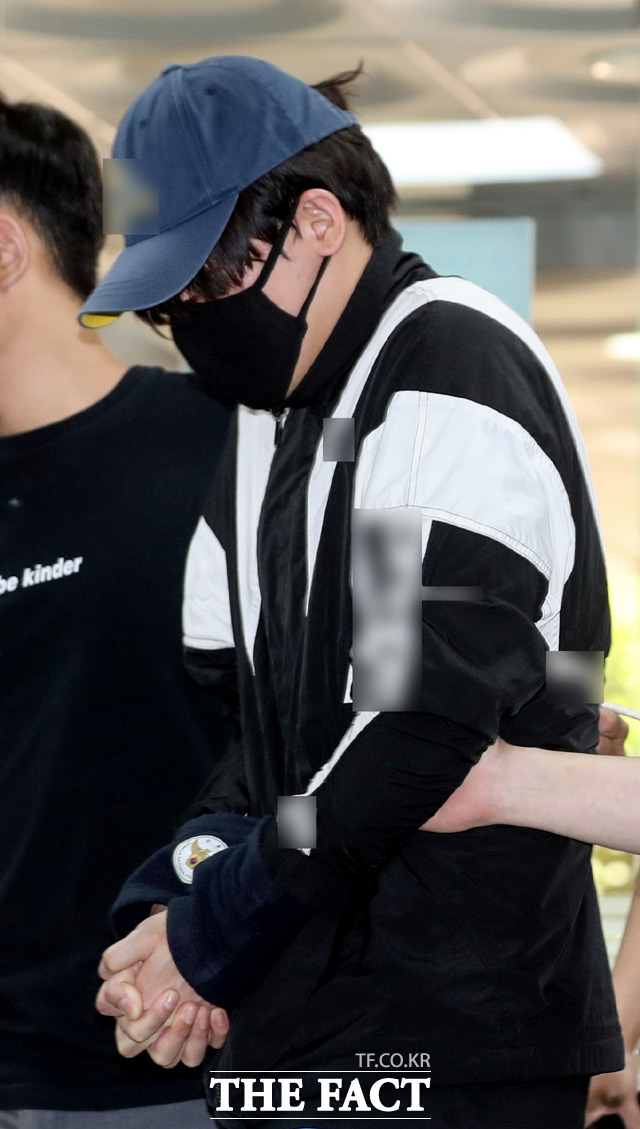 성폭력범죄의 처벌 등에 관한 특례법 위반(주거침입 강간미수) 혐의를 받는 조모(30)씨가 5월 31일 서울 서초구 서울중앙지방법원에서 열린 영장실질심사에 출석하고 있다. /뉴시스