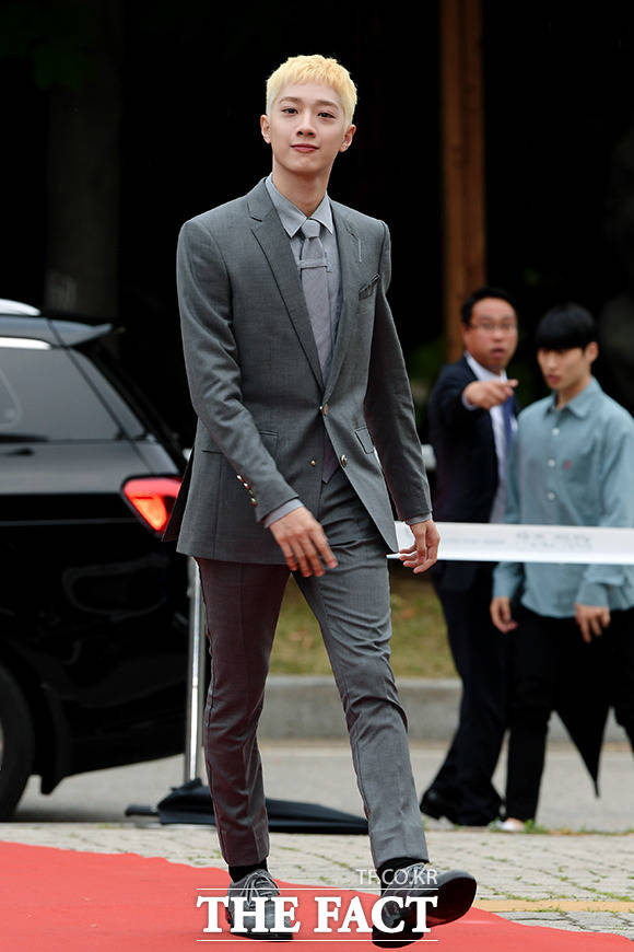 그레이 수트로 남성미 물씬~ 가수 라이관린