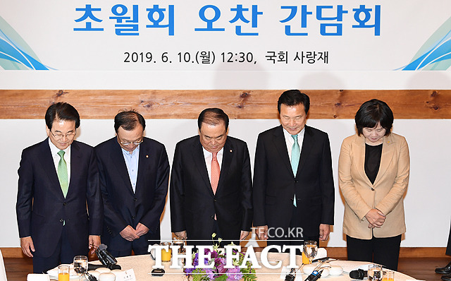 헝가리 유람선 사고 희생자들을 위해 묵념