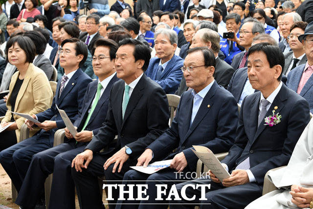 의례적으로 앞자리에 앉아서 기념식 참관하는 정치인들. 왼쪽부터 이정미 정의당 대표, 조경태 민주당 최고위원, 정동영 민주평화당 대표, 손학규 바른미래당 대표, 이해찬 민주당 대표, 진영 행정안전부 장관이 착석해 있다.