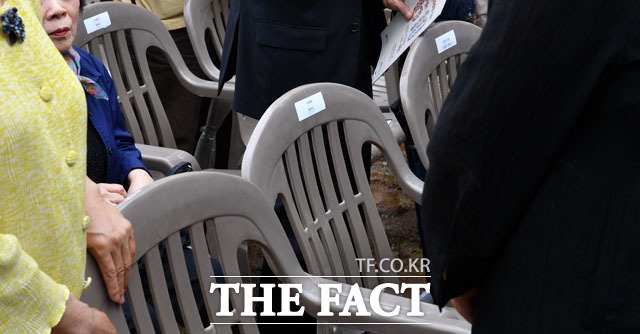 아쉽지만 고 이한열 열사의 어머니 배은심 씨의 자리엔 이름표가 없었다. 배 씨 자리 옆으로는 육군본부 ㅇㅇ법사, 조계종 포교원 아무개라고 적힌 스티커가 붙어있다.