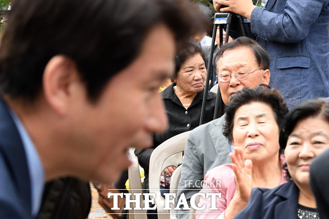 이인영 원내대표 너머로 보이는 배은심 씨.