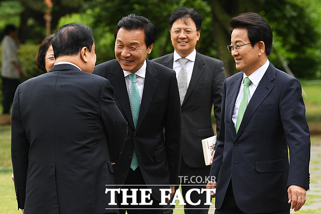 문희상 국회의장과 인사하는 손학규 대표와 정동영 대표(왼쪽부터)