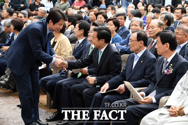 손학규 바른미래당 대표와 악수하는 이인영 민주당 원내대표.