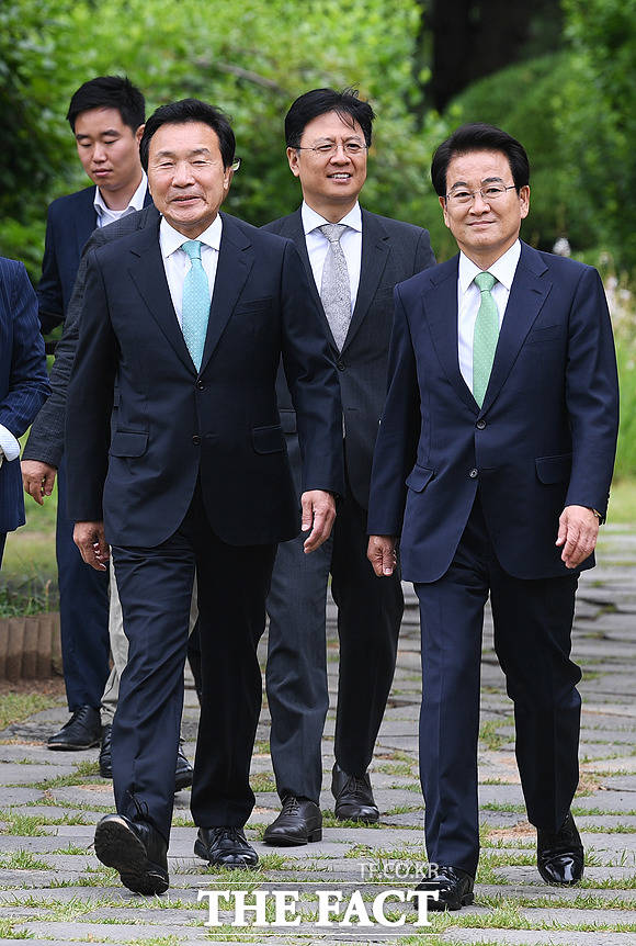 뒤이어 사랑재에 도착한 손학규 바른미래당 대표(왼쪽)와 정동영 민주평화당 대표(오른쪽)