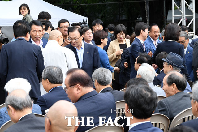 이해찬 민주당 대표와 이정미 대표도 참석해 관계자들과 인사를 나누고 있다.