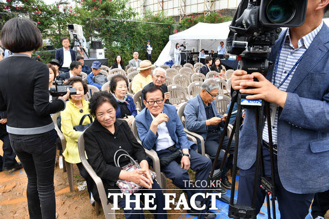 뒷줄에 앉아 있는 고 이한열 열사의 어머니 배은심 씨.