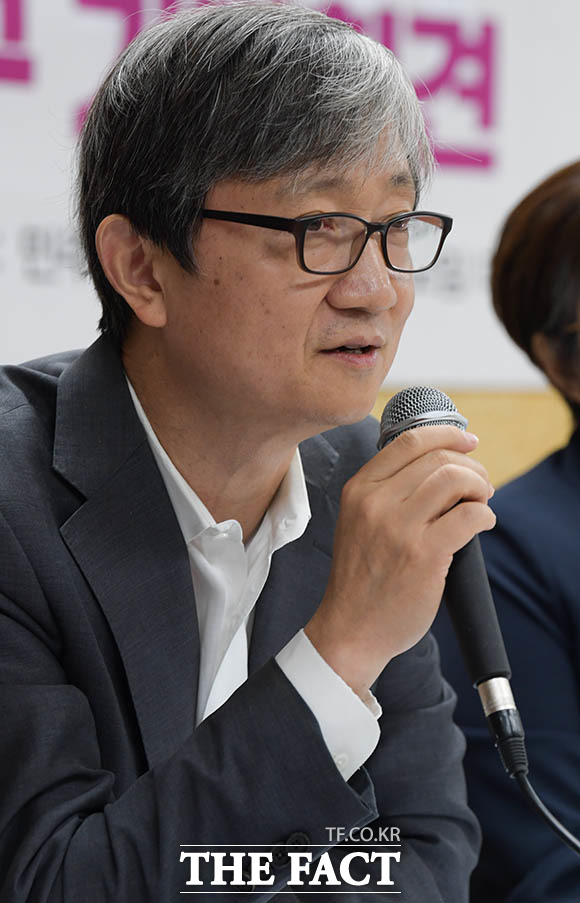 이찬진 참여연대 공동집행위원장이 11일 오전 민변 대회의실에서 열린 기자회견에서 발언하고 있다. /김세정 기자