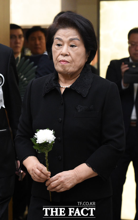 전두환 전 대통령의 부인 이순자 여사가 12일 오전 서울 서대문구 신촌 세브란스병원 장례식장에 마련된 고 김대중 전 대통령 부인 이희호 여사 빈소를 찾아 조문하고 있다./남윤호 기자