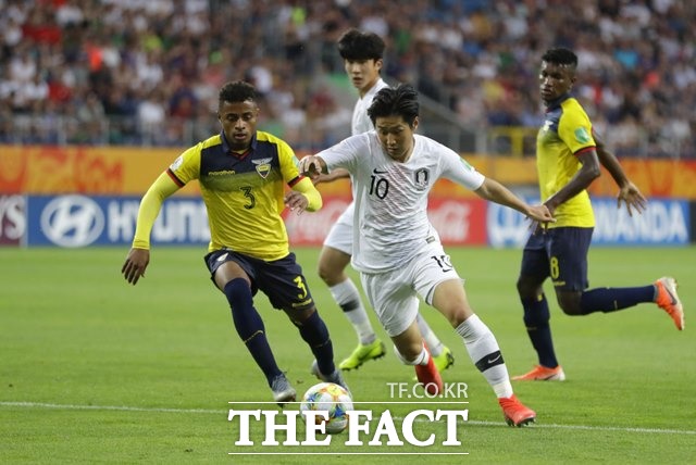 '슛돌이' 이강인은 유연한 드리블과 정확한 킥, 폭넓은 시야의 재능과 기술을 모두 갖춰 한국 축구 사상 FIFA 남자 대회의 첫 골든볼 수상 가능성을 높이고 있다./AP.뉴시스