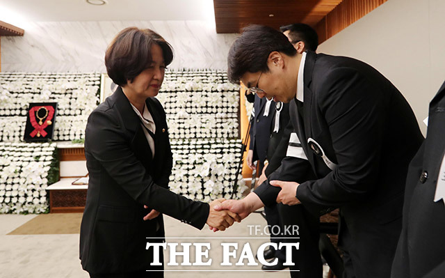 추미애 더불어민주당 의원이 13일 오후 서울 서대문구 신촌 세브란스 병원 장례식장에 마련된 고 이희호 여사 빈소에서 조문 후 유가족을 위로하고 있다. /이동률 기자