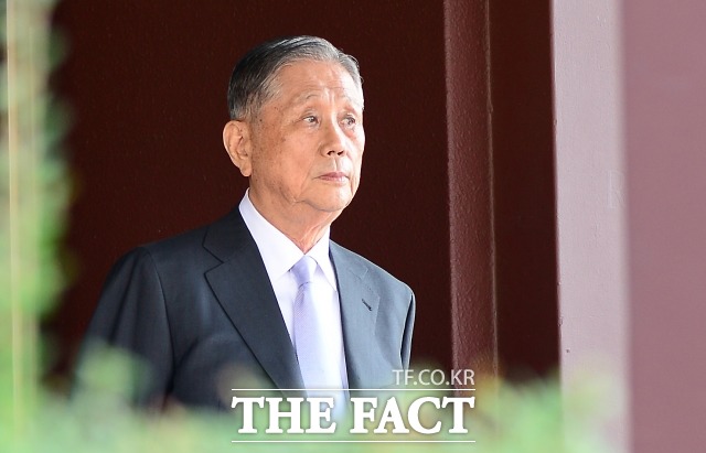 이명박 전 대통령의 큰형 이상은 다스 회장이 2014년 서울 장충동 신라호텔에서 열린 이명박 대통령의 외아들 시형 씨의 결혼식에 참석한 뒤 이동하고 있다. /더팩트DB