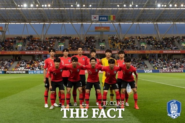 정정용호의 '막내형' 이강인(앞줄 가운데 10번)./대한축구협회 제공