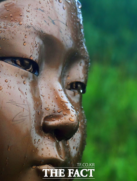 '슬픈 평화의소녀상' 누군가에게 상처를 당한 평화의소녀상. 빗물이 맺힌 눈가가 슬퍼 보인다.