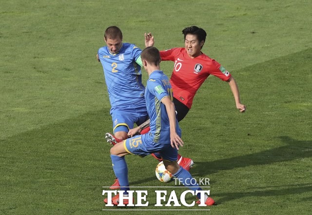 우크라이나 선수들의 집중 견제를 받고 있는 이강인./우치(폴란드)=AP.뉴시스