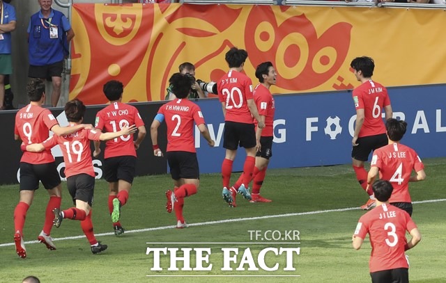 이강인이 16일 폴란드 우치에서 열린 우크라이나와 2019 폴란드 FIFA U-20월드컵 결승전 전반 5분 페널티킥 선취골을 성공시킨 뒤 동료들과 함께 기쁨의 세리머니를 펼치고 있다./우치(폴란드)=AP.뉴시스