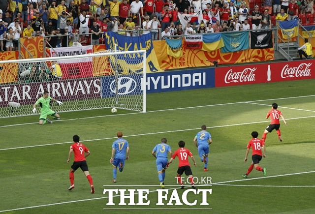 전반 5분 상대 골키퍼의 움직임을 보고 침착하게 반대 골문을 노려  페널티킥을 성공시킨 이강인./우치(폴란드)=AP.뉴시스