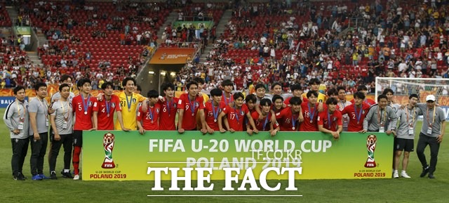 대회 최대 돌풍을 일으키며 파이널 무대에 선 한국의 정정용 감독과 선수들. 한국의 준우승은 FIFA 주관 남자 축구 사상 최고 성적이다./우치(폴란드)=AP.뉴시스