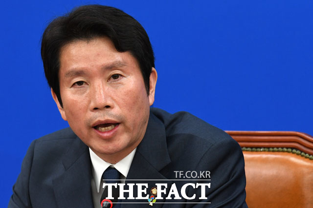 이인영 더불어민주당 원내대표는 17일 한국당의 '경제 청문회' 요구에 "일종의 반칙"이라며 "반쪽도 괜찮으니 국회 문을 열어야 한다"고 목소리 높였다. /남윤호 기자