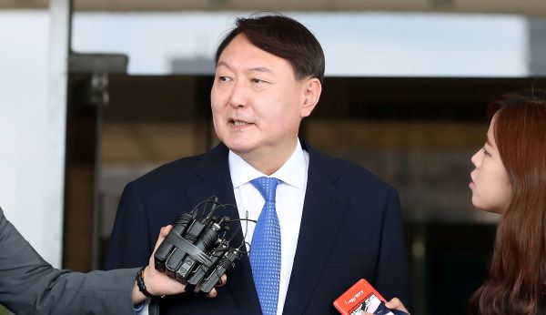 43대 검찰총장 후보자로 지명된 윤석열 서울중앙지검장이 17일 서울중앙지방검찰청을 나서며 취재진 질문에 답하고 있다./뉴시스