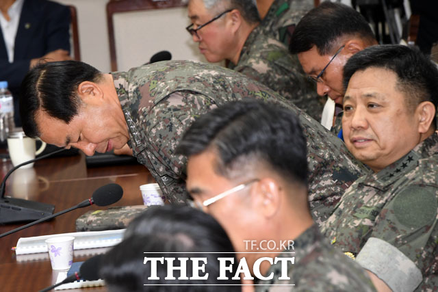 자리에 앉는 심승섭 해군참모총장