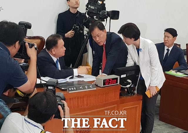 국회 사법개혁특별위원회 전체회의에서 윤한홍 한국당 간사와 백혜련 민주당 간사, 이상민 위원장이 대화를 나누고 있다. /이원석 기자