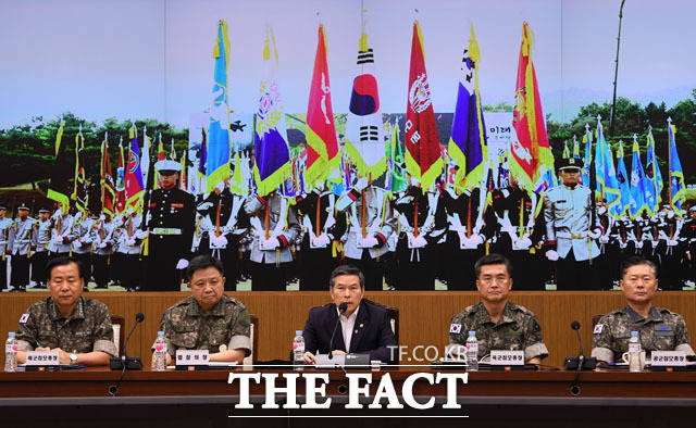 정경두 국방장관이 19일 오전 서울 용산구 국방부에서 열린 전반기 전국주요지휘관회의에 참석해 모두발언을 하고 있다. 왼쪽부터 심승섭 해군참모총장, 박한기 합창의장, 정경두 장관, 서욱 육군참모총장, 원인철 공군참모총장./남윤호 기자