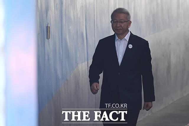 양승태 전 대법원장이 5월 29일 서울중앙지방법원에서 열린 1차 공판에 출석하고 있다. /이선화 기자