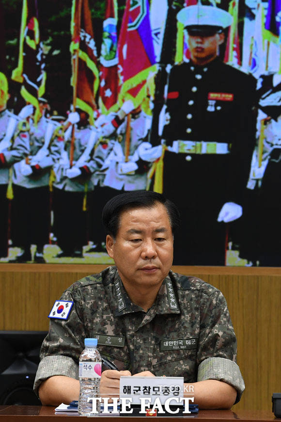 정경두 장관의 모두발언 듣는 심승섭 해군참모총장