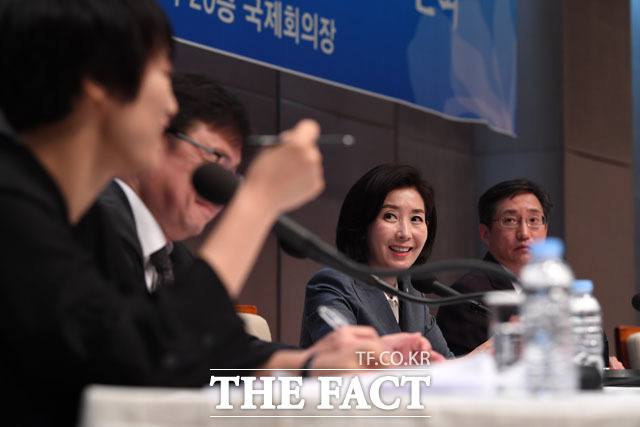 패널 질문을 듣고 있는 나경원 원내대표./남윤호 기자