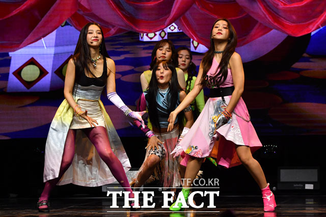 그런데... 조이의 스타킹이?