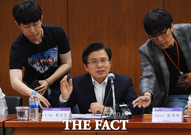 자유한국당 황교안 대표는 총선 공천에 참여할 차기 사무총장 자리를 놓고 고심할 것으로 보인다. 당내에서는 친박계 의원들의 안정을 위해 친박 인사를 내세워야 한다는 의견이 나오고 있다. /배정한 기자