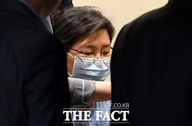 박근혜 전 대통령이 5월 8일 서울성모병원에서 진료를 받은 뒤 휠체어를 탄 채 나오고 있다. /남용희 기자