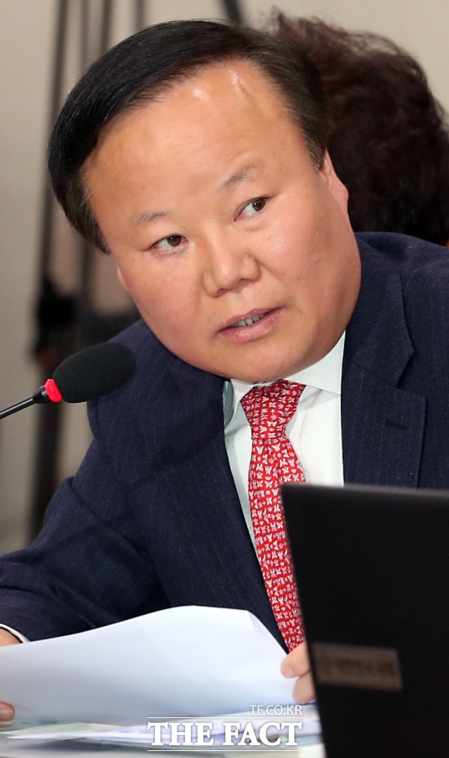 자유한국당 차기 사무총장직에 어떤 의원이 인선될지 관심이 쏠리고 있다. 총선을 앞두고 공천심사위원회에 당연직으로 참여할 수 있는 권한이 있지만 정작 하마평에 오른 의원들은 "제안받은 적 없다"며 답변을 피하고 있다. /뉴시스