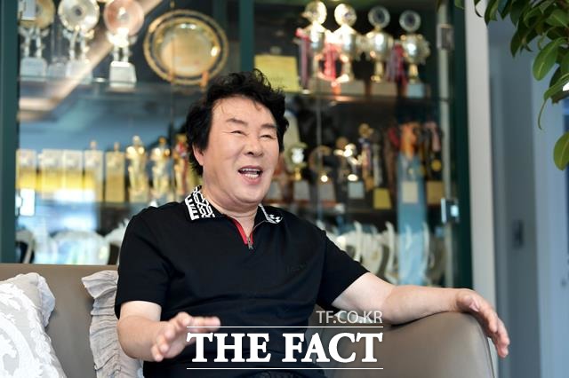 "인생은 선택의 연속, 성공도 실패도 모두 내 몫." 송대관은 80년대 미국 이민 결행과 귀국, 그리고 이후 성공과 실패를 거듭하며 고비를 맞았지만 '변함없는 국민가수'로 우뚝 자리매김했다. /이덕인 기자