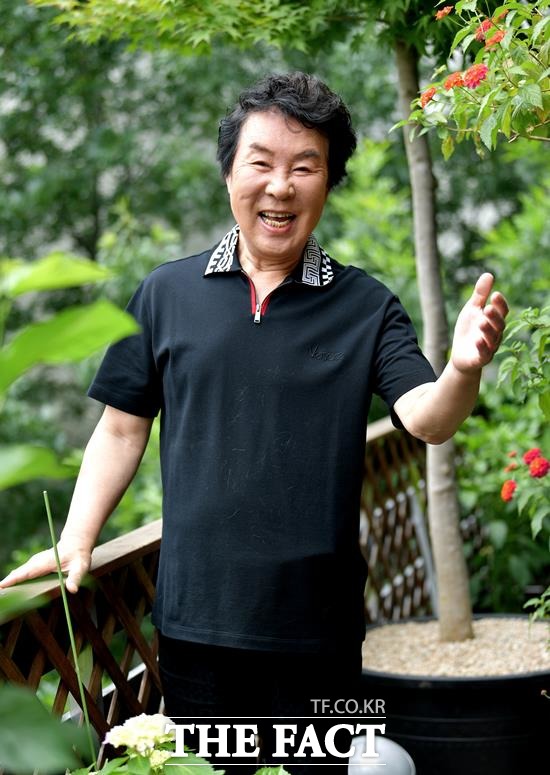 "다 내려놓고 욕심을 버리니 더 큰 행복이." 자택 베란다에서 포즈를 취한 송대관은 "팬사랑으로 다시 일어섰다"면서 "더 좋은 노래로 보답하며 살겠다"고 다짐했다. /이덕인 기자