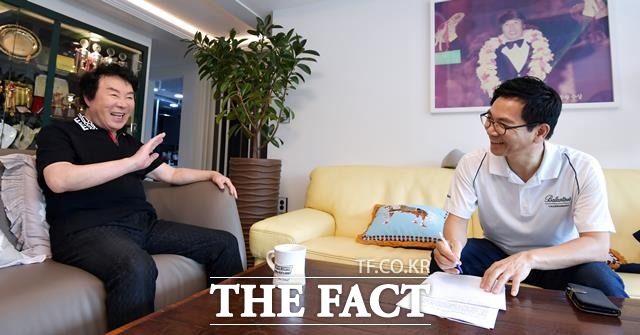 "시련을 극복하니 아내와 부부애가 더 깊고 돈독해졌어요." 송대관은 시종 밝은 표정으로 인터뷰에 응했다. 스페셜인터뷰는 지난 20일 서울 강남구 역삼동에 위치한 그의 자택에서 2시간동안 진행됐다. /이덕인 기자